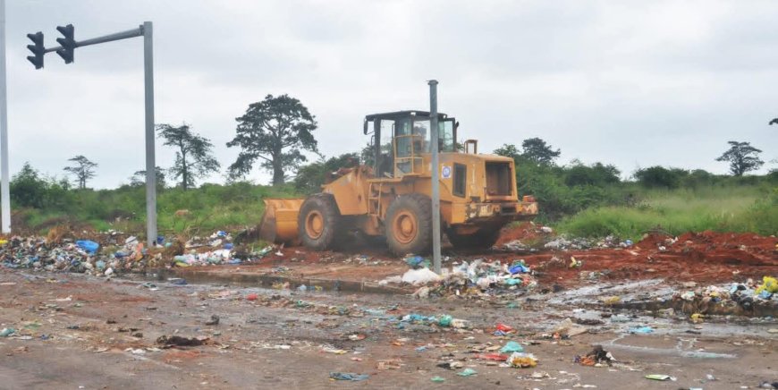 CALUMBO REFORÇA LIMPEZA URBANA  E REMOVE MAIS DE 200 MIL TONELADAS DE LIXO POR SEMANA